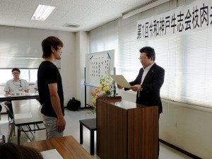 2019年9月10日(火)　令和神戸牛志会枝肉共励会 令和神戸牛志会 最優秀賞出品者の表彰（令和神戸牛志会・神澤会長）