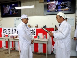 2019年10月01日(火)　加古川食肉産業協同組合牛枝肉共励会 最優秀牛購買者の表彰（加古川食肉産業協同組合・平井理事長）