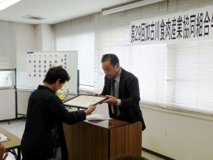 2019年10月01日(火)　加古川食肉産業協同組合牛枝肉共励会 加古川食肉産業協同組合理事長賞 最優秀賞出品者の表彰（加古川食肉産業協同組合・平井理事長）