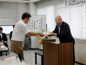 2019年10月25日(金)　公益財団法人加古川食肉公社牛枝肉共励会 公益財団法人加古川食肉公社理事長賞　交雑種の部 最優秀賞出品者の表彰（加古川食肉公社・中尾理事長）