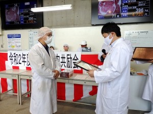 2020年6月5日(金)　たじま牛枝肉共励会 最優秀牛購買者の表彰（兵庫県肉用牛肥育協議会・牧戸副会長）