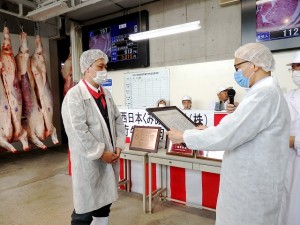 2020年6月26日(金)　JA西日本くみあい飼料㈱系統出荷牛枝肉共励会 最優秀牛購買者の表彰（JA西日本くみあい飼料(株)神野社長）