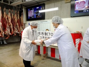 2020年7月3日(金)　加古川市市制70周年記念　第31回 加古川市牛枝肉共励会 最優秀牛購買者の表彰(加古川市産業経済部・山本次長）