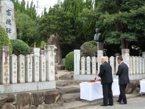 2020年10月03日(土)　加古川食肉センター畜魂祭　焼香　公益財団法人加古川食肉公社・中尾理事長、加古川食肉産業協同組合・平井理事長