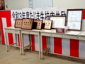 2021年6月4日(金)　たじま牛枝肉共励会 せり場　入賞牛購買者への楯と感謝状