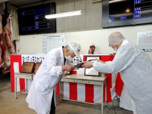 2021年6月25日(金)　JA西日本くみあい飼料㈱系統出荷牛枝肉共励会 和牛の部　最優秀牛出品者の表彰（JA西日本くみあい飼料(株)神野社長）