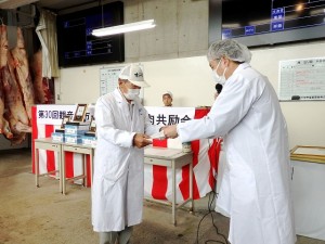 2021年7月6日(火)　観音寺市・三豊市牛枝肉共励会 最優秀牛出品者の表彰（観音寺市三豊市牛枝肉共励会推進協議会会長・三豊市 山下市長）