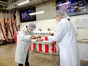 2021年7月6日(火)　観音寺市・三豊市牛枝肉共励会 最優秀牛購買者の表彰（観音寺市三豊市牛枝肉共励会推進協議会会長・三豊市 山下市長）