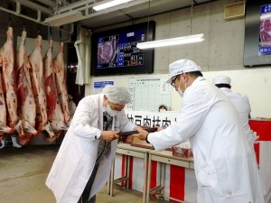 2021年7月16日(金)　神戸肉枝肉共励会 最優秀牛購買者の表彰（全農兵庫県本部・斎藤畜産販売課長）