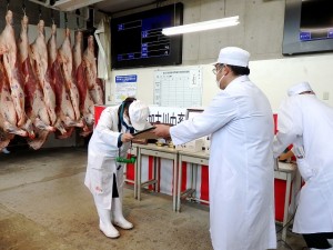 2021年7月20日(火)　夏季加古川中畜牛枝肉共励会　黒毛和種の部 名誉賞牛出品者の表彰（加古川中央畜産荷受㈱・平井社長）