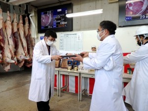 2021年7月20日(火)　夏季加古川中畜牛枝肉共励会　黒毛和種の部 名誉賞牛購買者の表彰（加古川中央畜産荷受㈱・平井社長）