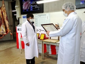 2021年11月12日(金)　JA全農ミートフーズ(株)肉牛枝肉共励会　最優秀牛購買者の表彰（JA全農ミートフーズ(株)西日本営業本部 西村本部長）