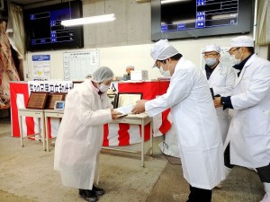 2021年12月10日(金)　黒田庄和牛婦人部枝肉共励会 名誉賞牛生産者の表彰（JAみのり・神澤代表理事組合長）