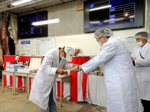 2022年7月5日(火)　観音寺市・三豊市牛枝肉共励会　最優秀牛出品者の表彰（観音寺市三豊市牛枝肉共励会推進協議会会長・観音寺市 佐伯市長）