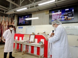 2022年7月5日(火)　観音寺市・三豊市牛枝肉共励会　最優秀牛購買者の表彰（観音寺市三豊市牛枝肉共励会推進協議会会長・観音寺市 佐伯市長）