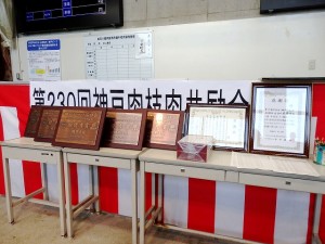 2022年7月29日(金)　神戸肉枝肉共励会　セリ場　入賞牛購買者記念品と感謝状