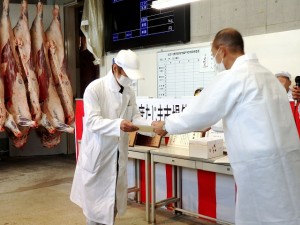 2022年8月19日(金)　たじま市場管内枝肉共励会　最優秀賞牛出品者の表彰（JAたじま・西谷常務）