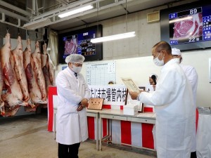 2022年8月19日(金)　たじま市場管内枝肉共励会　最優秀賞牛購買者の表彰（JAたじま・西谷常務）