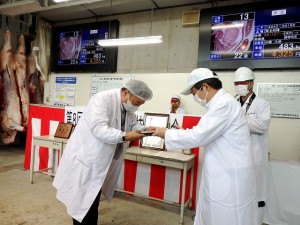 2021年9月7日(火)　令和神戸牛志会枝肉共励会　最優秀牛購買者の表彰（令和神戸牛志会・神澤会長）