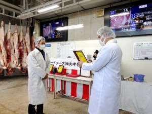 2022年11月11日(金)　JA全農ミートフーズ(株)肉牛枝肉共励会　最優秀牛購買者の表彰（JA全農ミートフーズ(株)西日本営業本部 西村本部長）