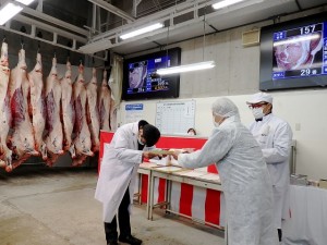 2022年11月22日(火)　新審査方式和牛枝肉共励会　グランドチャンピオン牛購買者の表彰（全国肉牛事業協同組合・中林理事長）
