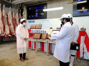 2022年12月2日(金)　黒田庄和牛婦人部枝肉共励会　名誉賞牛出品者の表彰（JAみのり・神澤代表理事組合長）