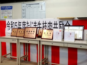 2023年6月2日(金)　たじま牛枝肉共励会　せり場　入賞牛購買者への楯と感謝状