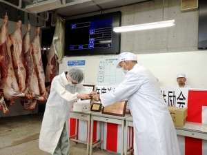 2023年6月30日(金)　淡路産和牛枝肉共励会　最優秀賞牛出品者の表彰（淡路畜産農業協同組合連合会・藤井理事）