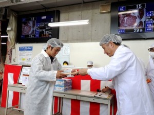 2023年7月4日(火)　観音寺市・三豊市牛枝肉共励会　最優秀賞牛購買者の表彰（観音寺市三豊市牛枝肉共励会推進協議会会長・三豊市 山下市長）