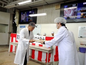 2023年7月7日(金)　第34回 加古川市牛枝肉共励会　最優秀賞牛購買者の表彰(加古川市産業経済部・田渕部長）