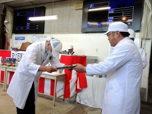 2023年7月21日(金)　夏季加古川中畜牛枝肉共励会　黒毛和種の部 名誉賞牛出品者の表彰（加古川中央畜産荷受㈱・平井社長）