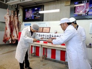 2023年7月21日(金)　夏季加古川中畜牛枝肉共励会　黒毛和種の部 名誉賞牛購買者の表彰（加古川中央畜産荷受㈱・平井社長）