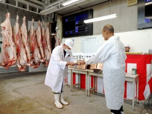 2022年8月22日(火)　たじま市場管内枝肉共励会　最優秀賞牛出品者の表彰（JAたじま・西谷常務）