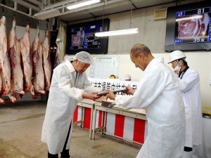 2022年8月22日(火)　たじま市場管内枝肉共励会　最優秀賞牛購買者の表彰（JAたじま・西谷常務）