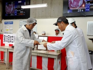 2023年10月3日(火)　加古川食肉産業協同組合牛枝肉共励会　最優秀賞牛購買者の表彰（加古川食肉産業協同組合・大浦理事長）