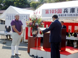 2023年10月26日(木)　第105回　兵庫県畜産共進会 （但馬家畜市場）　兵庫県知事感謝状授与　兵庫県農林水産部・萬谷部長