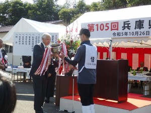 2023年10月26日(木)　第105回　兵庫県畜産共進会 （但馬家畜市場）　褒賞授与　種牛の部　名誉賞（兵庫県畜産共進会・福本会長）