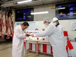 2023年12月12日(火)　加古川和牛枝肉共励会　最優秀賞牛出品者の表彰（加古川和牛流通推進協議会・中村会長）