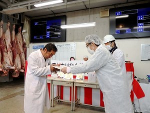 2023年12月12日(火)　加古川和牛枝肉共励会　最優秀賞牛出品者の表彰（加古川和牛流通推進協議会・中村会長）