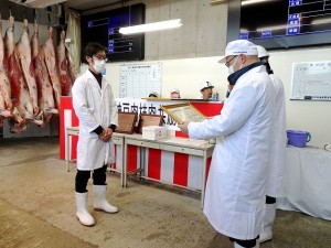 2024年3月15日(金)　神戸肉枝肉共励会　最優秀賞牛出品者の表彰（神戸肉流通推進協議会（全農兵庫県本部畜産部） 田口部長）