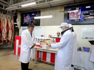 2024年3月15日(金)　神戸肉枝肉共励会　最優秀賞牛購買者の表彰（神戸肉流通推進協議会（全農兵庫県本部畜産部） 田口部長）