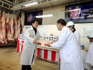 2024年4月19日金)　公益財団法人加古川食肉公社牛枝肉共励会　黒毛和種の部 最優秀賞牛購買者の表彰（加古川食肉公社・平井理事長）