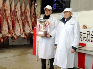 2025年2月7日(金)　兵庫県地域ブランド牛枝肉共励会　団体優勝の表彰（神戸肉流通推進協議会・全農兵庫県本部　桐山副本部長）