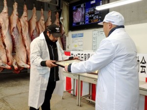 2025年2月7日(金)　兵庫県地域ブランド牛枝肉共励会　最優秀賞牛購買者の表彰（神戸肉流通推進協議会・全農兵庫県本部　桐山副本部長）