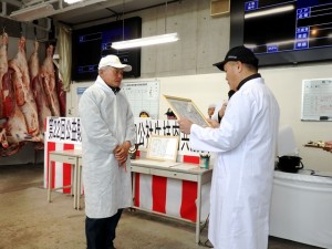 2025年4月11日金)　公益財団法人加古川食肉公社牛枝肉共励会　黒毛和種の部 最優秀賞牛出品者の表彰（加古川食肉公社・大浦理事長）