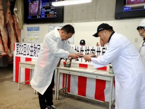 2025年4月11日金)　公益財団法人加古川食肉公社牛枝肉共励会　黒毛和種の部 最優秀賞牛購買者の表彰（加古川食肉公社・大浦理事長）