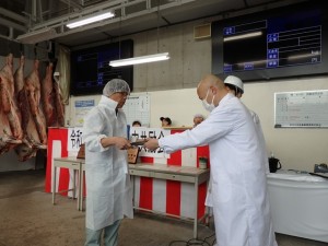 2025年4月25日(金)　令和７年度 神戸牛枝肉共励会	最優秀賞牛出品者の表彰（全農兵庫県本部・田口畜産部長）