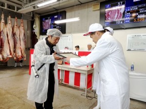 2025年5月16日(金)　たじま牛枝肉共励会　最優秀賞牛購買者の表彰（兵庫県肉用牛肥育協議会・西村会長）