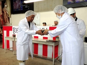 2025年7月4日(金)　加古川市制75周年記念 第36回 加古川市牛枝肉共励会　最優秀賞牛出品者の表彰(加古川市産業経済部・工藤次長）
