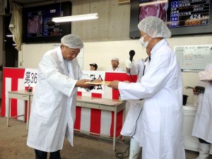 2025年7月4日(金)　加古川市制75周年記念 第36回 加古川市牛枝肉共励会　最優秀賞牛購買者の表彰(加古川市産業経済部・工藤次長）